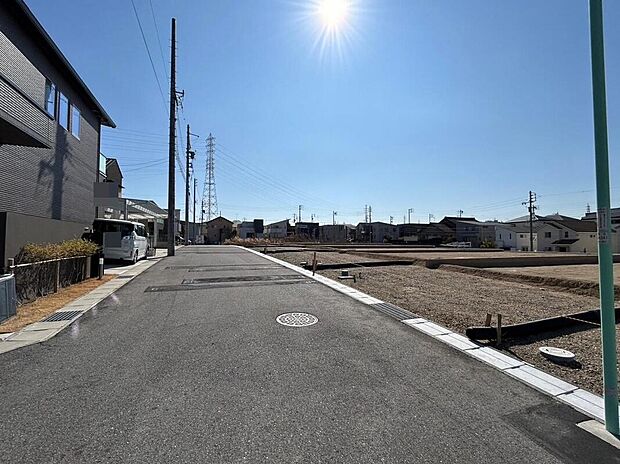 【前面道路】区画が整備された分譲地内。ゆとりある道路幅で、日常の車移動も快適に行えます。