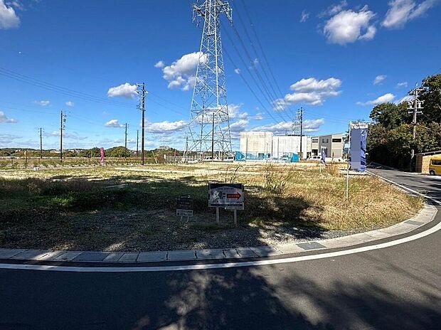 【現地写真】全体にゆとりを持たせた街区設計で、開放感と落ち着きを感じられる分譲地です。