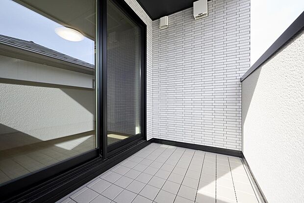 【バルコニー】収納や物干しスペースを効率よく確保できる、使い勝手の良いバルコニーです。