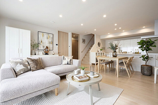 【リビング】家族の時間をゆったりと包み込む開放的なLDK。リビング・ダイニング・キッチンが一体となり、会話や笑顔が自然と広がる、暮らしの中心となる空間です。※掲載の写真は、一部CG合成を施しています。