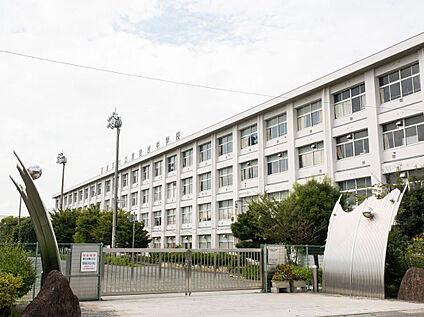 豊田市立猿投台中学校 895m