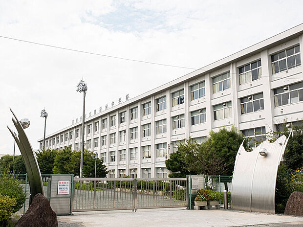 豊田市立猿投台中学校（約895m）