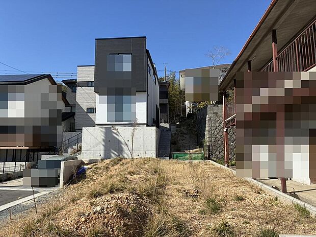 【現地写真】周辺環境に恵まれた住みやすい立地。生活利便施設や教育施設が身近に揃い、日々の暮らしを快適にサポート。ご家族皆さまが安心して過ごせる住環境が整っています。