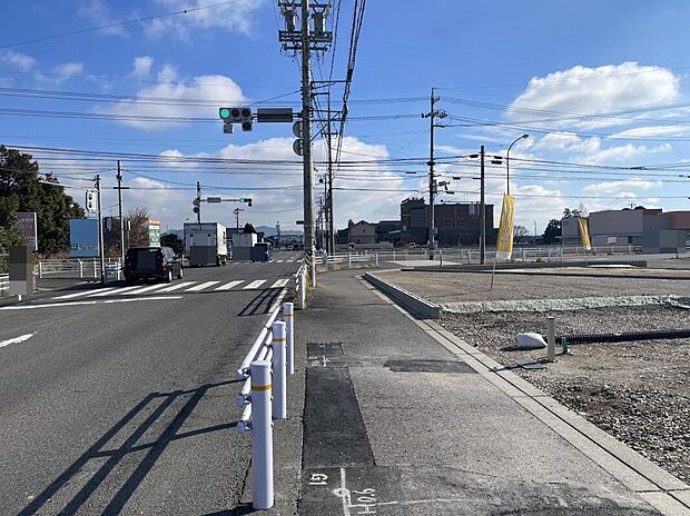 【前面道路】広々とした前面道路に面した開放感あふれる立地。車のすれ違いや駐車もスムーズ！