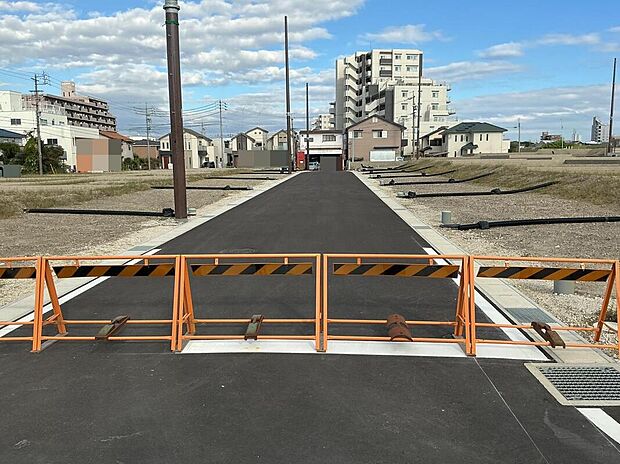【分譲地内道路】前面道路6m、広々しているので、駐車などスムーズに行えます。