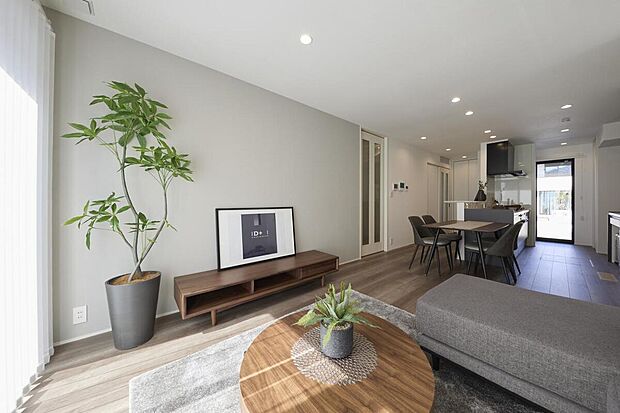 【LDK（51）】家族が集まるLDKにはアイランドキッチンを採用。リビングやダイニングを見渡しながら調理ができ、ご家族との会話も自然と弾みます。