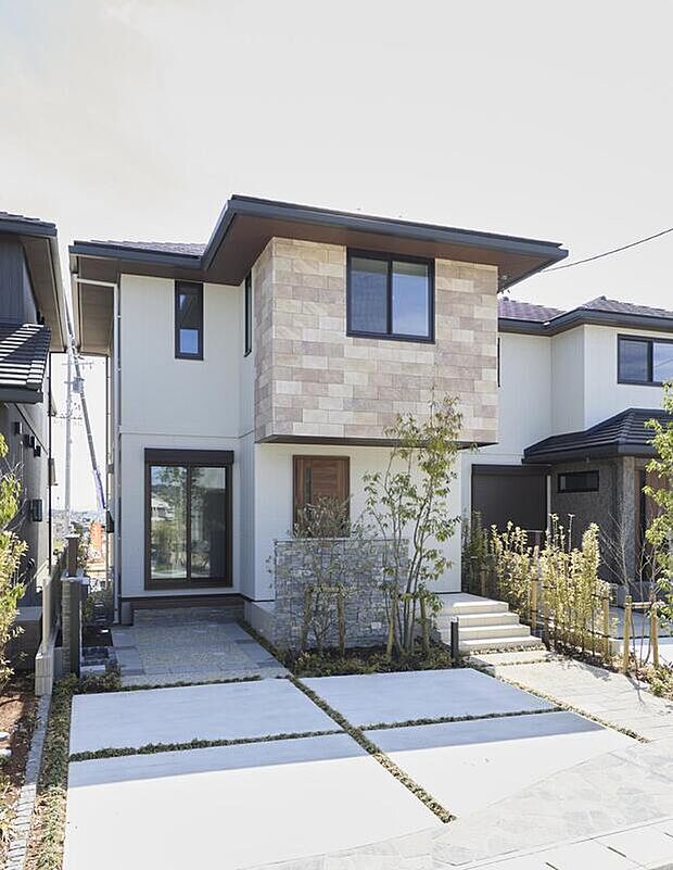 【外観写真（49）】完成された外構と調和する外観が、街並みに美しい一体感を生み出す住宅。機能性とデザイン性を兼ね備え、安心して暮らせる住まいです。