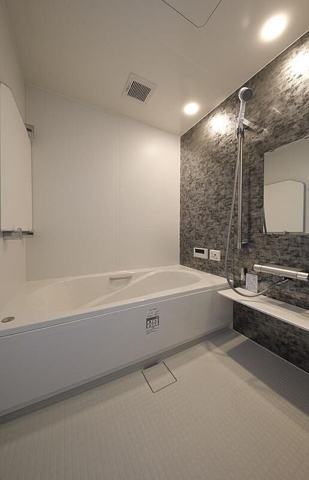 【浴室（41）】ゆとりあるバスルームは、日常の疲れをやさしく包み込む癒やしの場所。機能性と快適性を兼ね備え、毎日の入浴時間をより豊かにしてくれます。