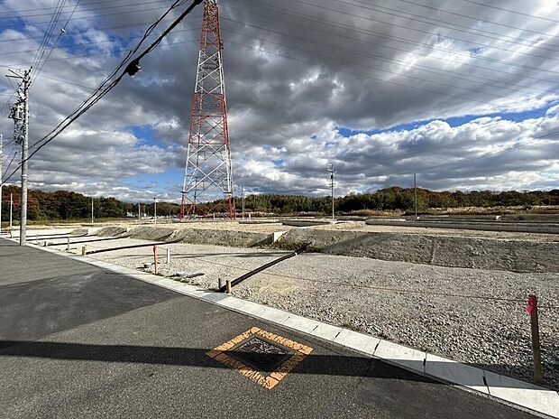 【全体現地写真（北西角）】ゆとりのある解放的な広さ！
庭や駐車スペースも広く確保でき、建築プランの幅が広がります。