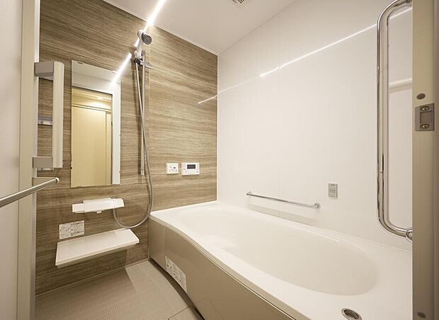 【浴室】【J-5号棟】お子様と一緒に入ることも可能な広々した空間。ステップのあるバスタブは節水になるだけでなく半身浴も楽しめるため、日々の疲れをゆっくりと癒せそうです。