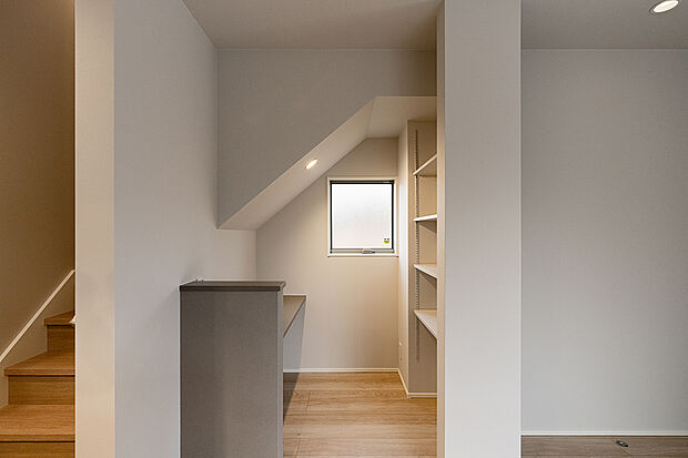 キッチンから目の届く位置にスタディコーナーを設けました。調理しながら家族の様子を見守ることができます。(B3-1号棟)
