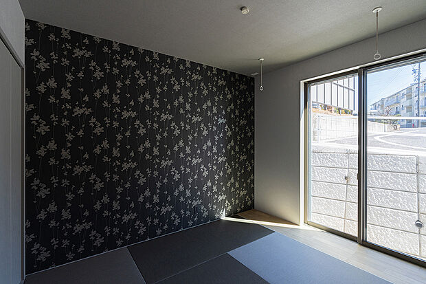 キッチン横には親の目が届きやすい子供の遊び場にもなる和室を設置しました。(2号棟)