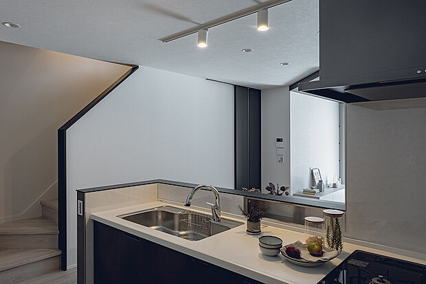 人気のカウンターキッチン。手をのばしやすい場所に、調味料などを置ける便利な収納スペースが設けられています。(3号棟)