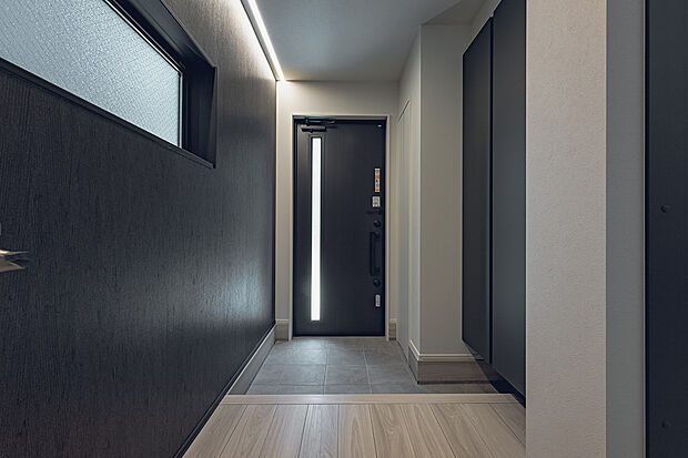 落ち着いた雰囲気を演出する間接照明付きの玄関。家族や来客を心地よく迎えます。(3号棟)