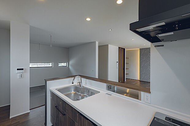 キッチンからは和室とリビングを一望できます。家族を見守りながら料理を楽しめます。(2号棟)