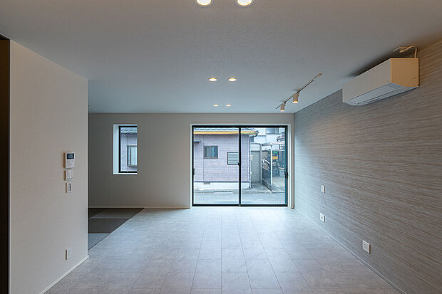 シンプルにしたことで洗練された印象を持つリビング空間。(1号棟)
