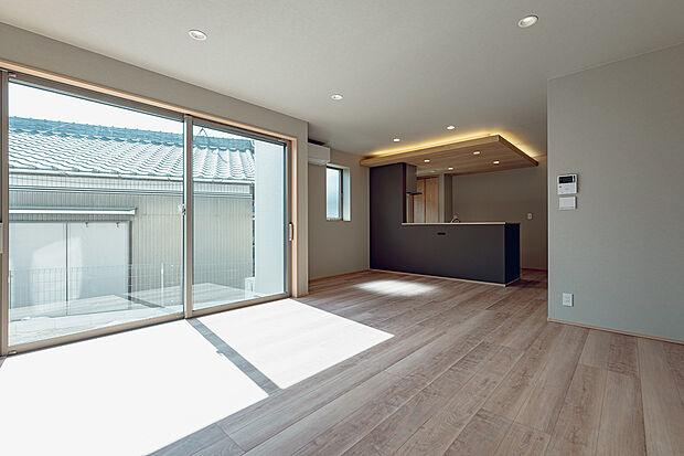 ナチュラルなカラーリングでコーディネートしたくつろぎのリビング。(4号棟)