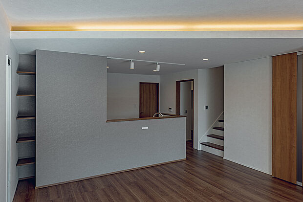 手元を隠しても、家族が寛ぐ様子はしっかりと眺められるように設計したキッチン。(1号棟)