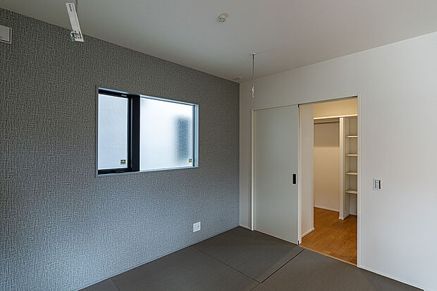 和室には室内用の物干し「ホスクリーン」を設置しました。ファミリークローゼットに隣接する家事にも便利なスペースです。(2号棟)
