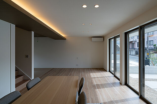 南に広く面したリビングはふんだんな陽光がそそぎます。ランニングコストもお得な床暖房付き。(1号棟)