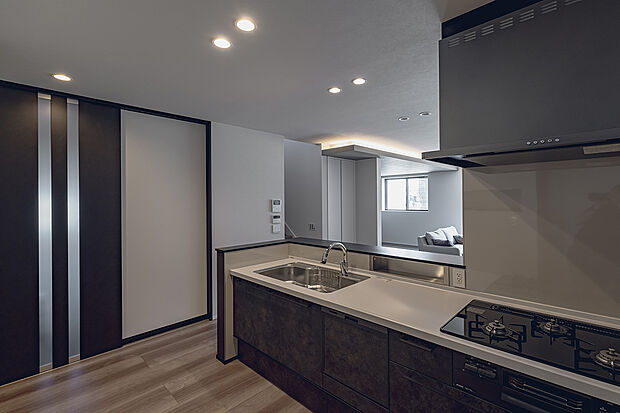 手元を隠しても、家族が寛ぐ様子はしっかりと眺められるように設計したキッチン。(2号棟)