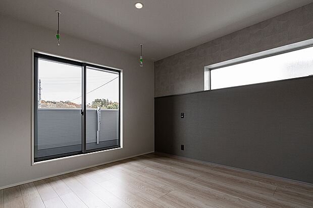 【主寝室(B3-1号棟)】主寝室はダウンライトや落ち着いたアクセントクロスを採用し、上質な空間に仕上げました。
