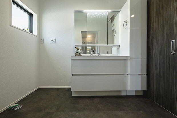 【洗面室(2号棟)】白を基調とした爽やかな洗面室。大容量の収納を備えています。
