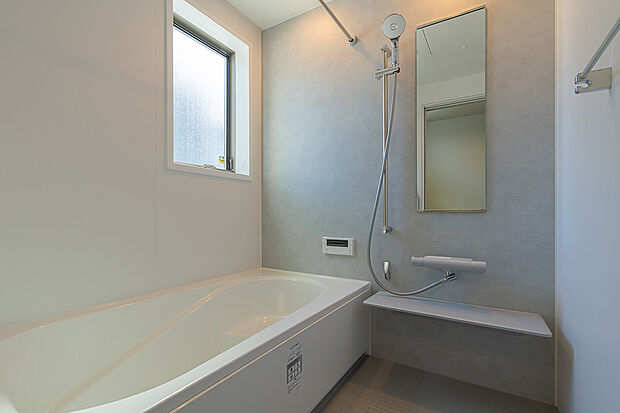 【浴室(2号棟)】ゆったりとした時間を過ごせるくつろぎのバスルーム。