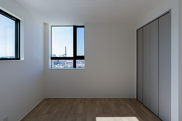 【洋室(2号棟)】子供部屋にぴったりの明るい洋室。2Fは全室2面採光で風通しもよく、明るく開放的です。