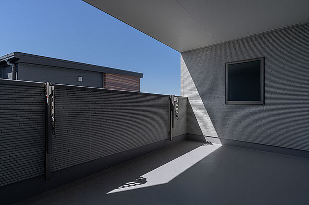 【インナーバルコニー(2号棟)】インナーバルコニーにプランターを飾ったりガーデンチェアなどを置けば、快適なアウトドアリビングにもなります。