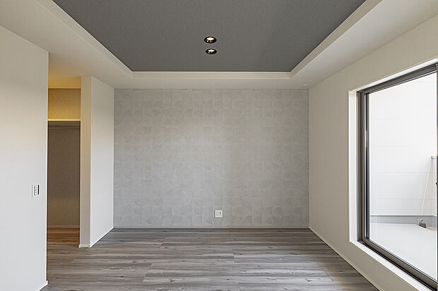 【主寝室(4号棟)】デザイン性の高い「折り上げ天井×ダウンライト」がワンランク上の空間を演出します。