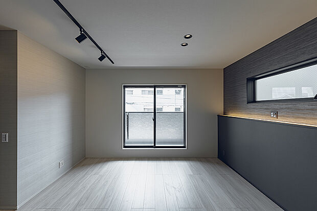 【主寝室(3号棟)】主寝室はダウンライトや落ち着いたアクセントクロスを採用し、上質な空間に仕上げました。