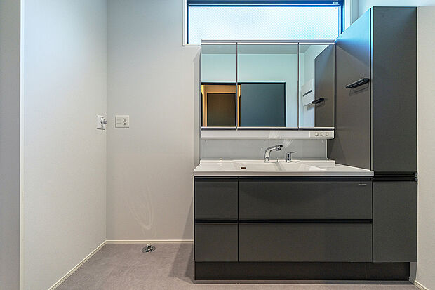 【主寝室(1号棟)】洗面室には追加オプションによりガス衣類乾燥機「乾太くん」を設置可能です。
