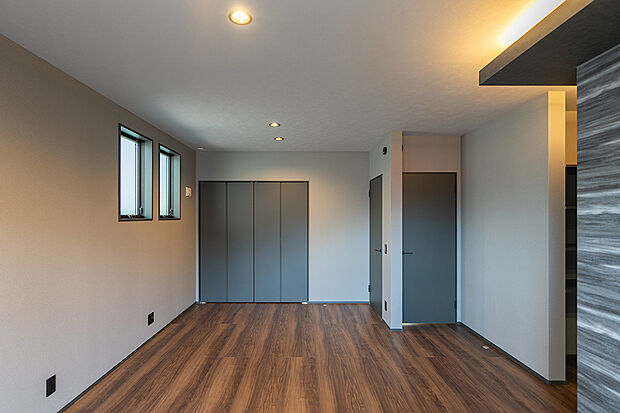 【主寝室(1号棟)】続き間の主寝室と洋室は、仕切りを設けて2部屋に分けることができます。
