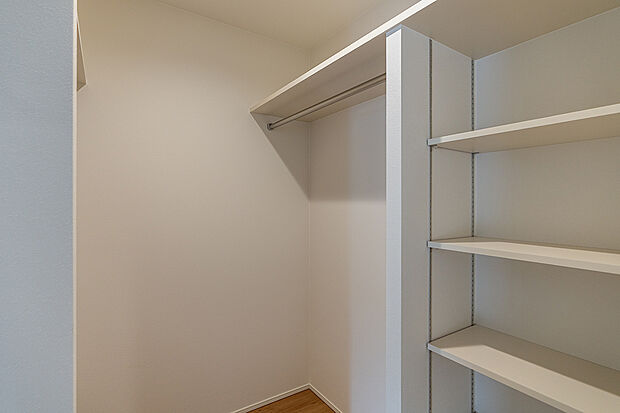 【ファミリークローゼット(2号棟)】和室・洗面室から出入りできる2wayのファミリークローゼット。
