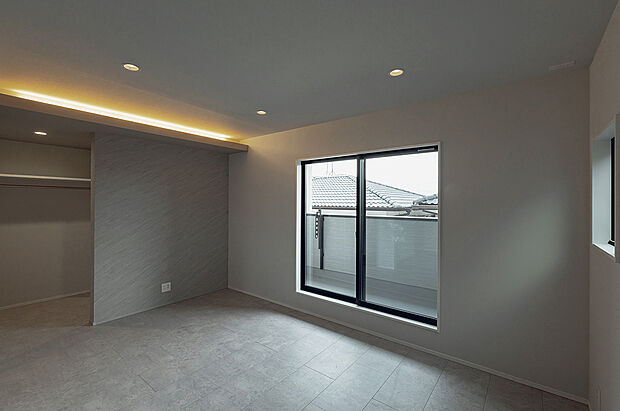 【主寝室(2号棟)】デザイン性の高い「折り下げ天井×間接照明」がワンランク上の空間を演出します。
