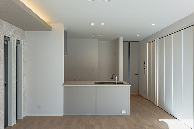 【キッチン(3号棟)】人気のカウンターキッチン。家族団らんの中で料理を楽しめます。
