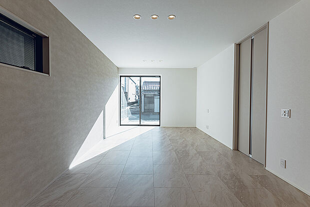 【リビング(2号棟)】シンプルにしたことで洗練された印象を持つリビング空間。
