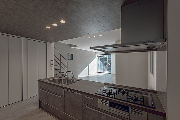 【キッチン(2号棟)】人気のカウンターキッチン。家族団らんの中で料理を楽しめます。