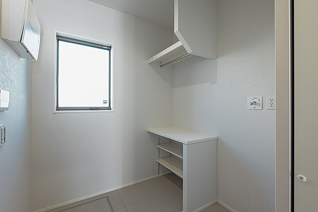 【脱衣室(2号棟)】脱衣室には追加オプションによりガス衣類乾燥機「乾太くん」を設置可能です。