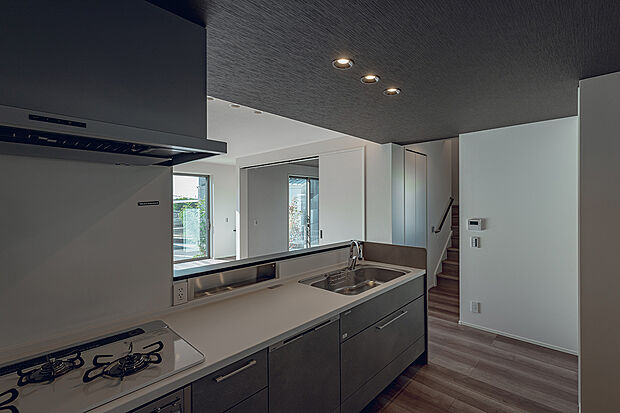 【キッチン(2号棟)】人気のカウンターキッチン。家族団らんの中で料理を楽しめます。
