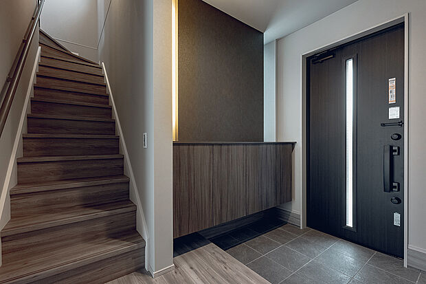 【玄関(5号棟)】間接照明を用い、落ち着きのある雰囲気で家族やお客様を迎える玄関。
