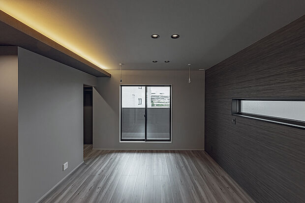 【主寝室(5号棟)】折り下げ天井の立体感と間接照明の柔らかな光が調和する主寝室。
