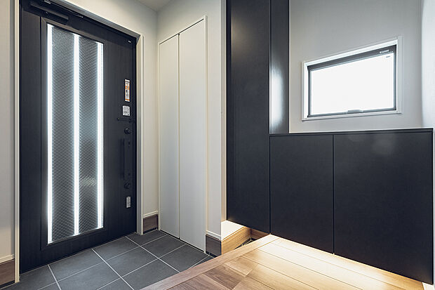 【玄関(2号棟)】間接照明を用い、落ち着きのある雰囲気で家族やお客様を迎える玄関。