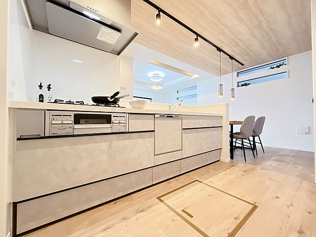 【【弊社プラン例:キッチン】】ワークトップの高さは80・85・90cmからセレクト可能。キッチンがお気に入りの場所になる「わたし」仕様のキッチン。
※画像にはオプション商品も含まれております。