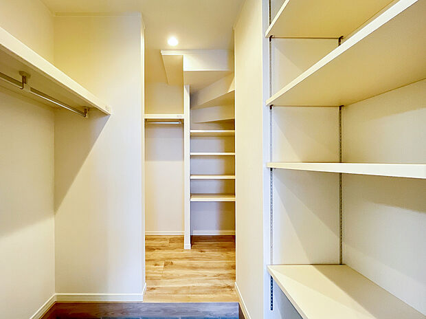 【【弊社プラン例：収納スペース】】便利な収納スペースもこだわりたい部分。家族構成やライフスタイルに合わせてWICやSIC、パントリーなどを作りませんか？
※画像にはオプション商品も含まれております。