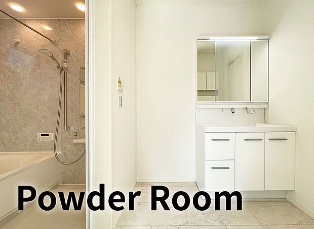 【【洗面】】900Wの大型洗面化粧台は三面鏡裏に棚もあり、小物類がすっきりと収納できます。キレイアップ水栓で水がたまりにくいので、拭き掃除の手間がほとんどございません！