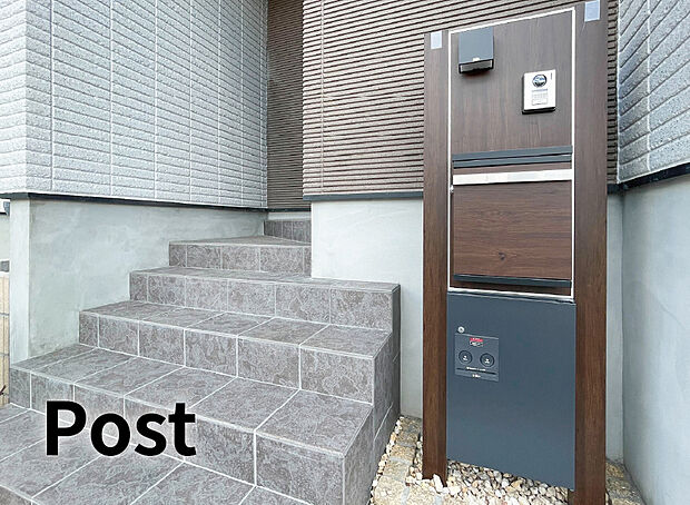 【【ポスト（宅配ボックス付）】】照明・ポスト・宅配ボックスの3つの備えた様々な住まいのデザインに馴染む機能的かつおしゃれなポスト。夜間も来訪者の顔が見えやすいLEDライト付のドアホンを標準装備。防犯面にも安心の自動撮影機能も搭載しています。
