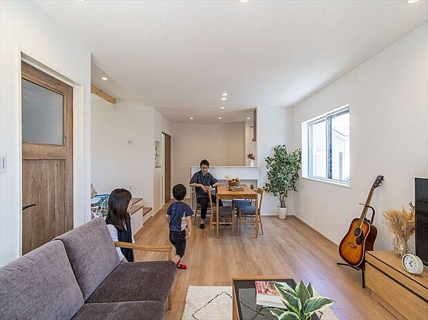 【施工事例】キッチンからダイニング・キッチンをまっすぐに見渡せる間取りです。水回りの動線が近いので家事の時短にもなり子育てにぴったりなお家です♪