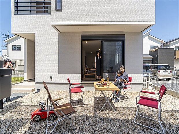 【施工事例】リビングからはちょっとしたお庭スペースのあるお家。イスとテーブルを置いて休日ものんびりと過ごせます。